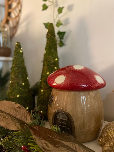 Christmas Mushroom Decor, Christmas Cottage Core Wallpaper, Cottagecore Christmas Aesthetic, Mushroomcore Aesthetic, Christmas Mushrooms, Cottage Core Wallpaper, Cottage Core Christmas, Cottagecore Crafts, Christmas Cottagecore