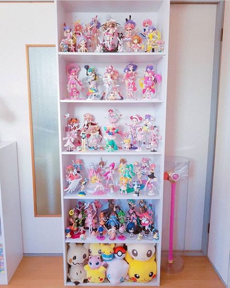 Aesthetic Shelfs, Lin Games, Bookcase Decorating Ideas, Anime Shelf, Gamer Setup, Pink Anime, Art Toys Design, Otaku Room, Pinterest Room Decor