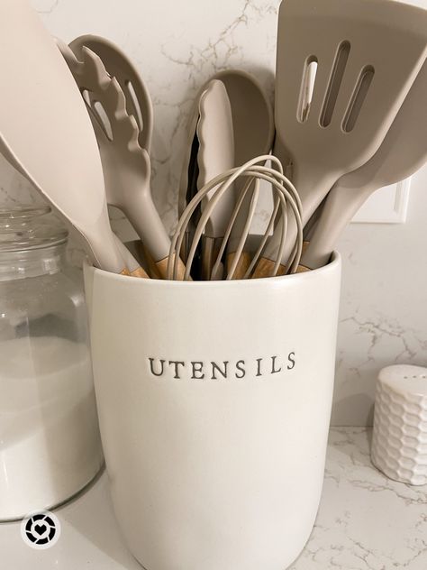 Utinsel Holder Ideas, White Kitchen Supplies, House Utensils, Kitchen Utensils Holder, White Utensils, Utensil Holder Ideas, Kitchen Utensils Aesthetic, Utensil Holder Kitchen Countertops, White Cooking Utensils