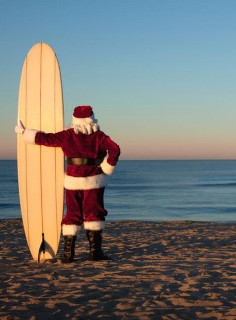 Santa On The Beach Pictures, Christmas On Beach, Santa On Vacation, Christmas Card Beach Photo Ideas, Card Natal, Surfer Christmas, Santa At The Beach, Beach Christmas Pictures, Cali Christmas