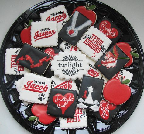 Twilight cookies Twilight Cookies Decorated, Twilight Cookies, Twilight Party Ideas, Baking Pictures, Twilight Room, Twilight Birthday, Twilight Cake, Twilight Saga Quotes, Aesthetic Baking