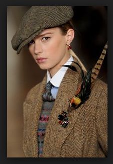 Ralph Lauren pheasant feather brooch with menswear. Tweed Ride, Tweed Run, Ralph Lauren Fall, Country Wear, Country Fashion, Ralph Lauren Style, Mode Casual, Wearing A Hat, English Style