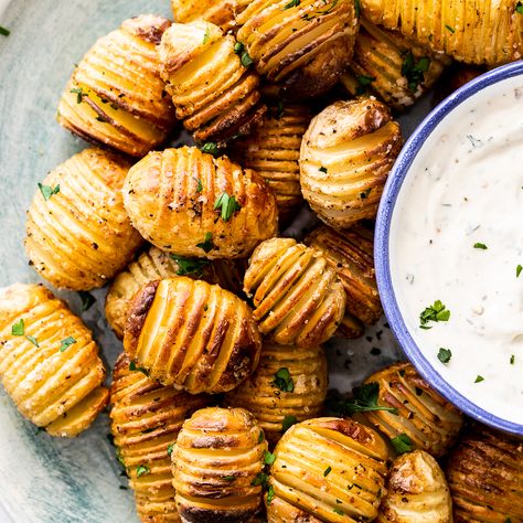 These mini hasselback potatoes are the cute, easy and totally delicious. Served with zesty sour cream dip, it's the perfect appetizer for a crowd. Mini Hasselback Potatoes, Potatoes With Sour Cream, Appetizer For A Crowd, Potato Appetizers, Sour Cream Dip, Mini Potatoes, Cream Dip, Hasselback Potatoes, Appetizers For A Crowd