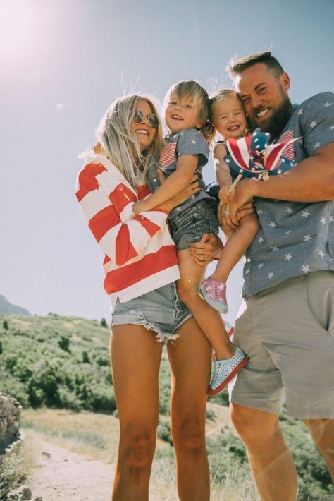 si Sibling Poses, Amber Fillerup Clark, Barefoot Blonde, Amber Fillerup, 4th Of July Outfits, Family Photo Outfits, Photo Outfit, Fall Family, Couple Shoot