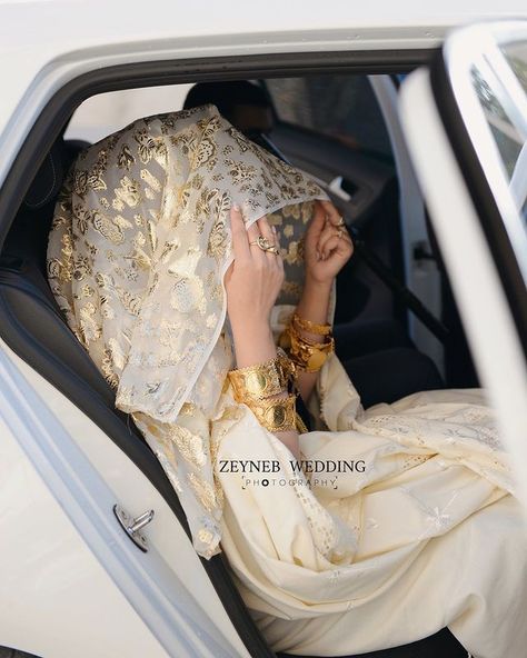 The Algerian Al-Bernos, the traditional, historical, authentic dress is worn over the dress. All the traditional Algerian clothes are worn by the bride on her wedding day from her father’s house. It comes in white in color, which increases the beauty and luxury of the bride, even if the theft is prolonged and repeated over everything that is Algerian from the side of the crazy Morocco. We preserve and do our best To preserve the heritage of our ancestors Algerian Wedding Dress, Algerian Wedding, Authentic Dress, Algerian Clothing, Stile Hijab, Wedding Henna, Wedding Picture Poses, Wedding Cape, Iconic Dresses