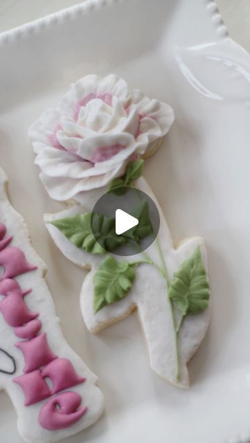 Rose Cookies Decorated Royal Icing, Piping Flowers On Cookies, Piping Royal Icing Flowers, Flower Icing Cookies, Flower Cookies Decorated Royal Icing, How To Make Royal Icing Flowers, Royal Iced Cookies Ideas, Rose Cookies Decorated, Flower Royal Icing Cookies