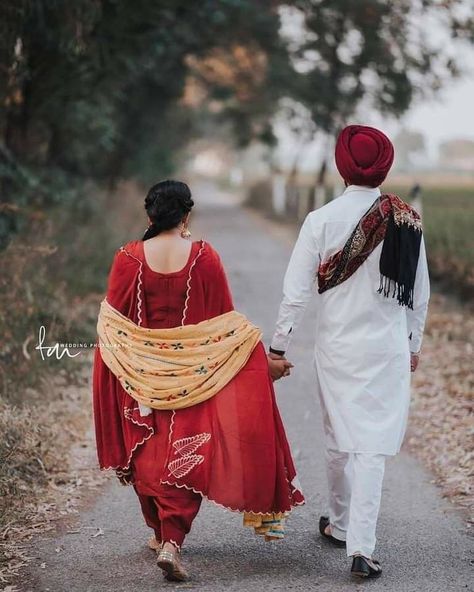 Sardar Couple Photoshoot, Sardar And Sardarni Pics, Punjabi Couples Pics, Sardar Sardarni Couple, Sardar Couple, Couple Punjabi, Punjabi Aesthetic, Suit Neck Designs, Punjabi Wedding Couple