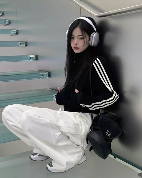 Adidas Style Women, Edgy Tomboy Fashion, Adidas Outfit Aesthetic, Korean Outfits Aesthetic, Adidas Fit, Adidas Outfits, Adidas Outfit Women, Boyish Outfits, Traditional Women