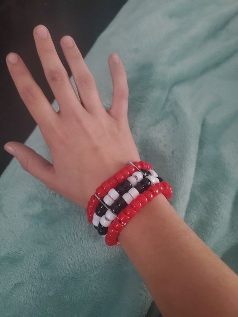 Diy Fnaf Cosplay, Fnaf Kandi Cuff, Band Kandi Bracelets, Fnaf Kandi Bracelet, Kandi Bracelets Scene, Fnaf Kandi Pattern, Cute Kandi Bracelets, Emo Kandi Bracelets, Scene Bracelets Ideas