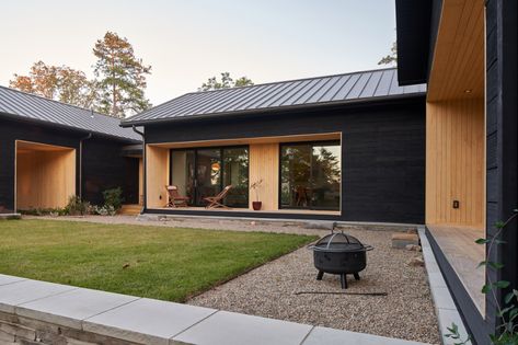 Short Mountain House has views over Tennessee national park Burned Wood House Exterior, Burnt Wood Facade, Japanese Burnt Wood Siding, Shou Sugi Ban Exterior, Farm Exterior, Shou Sugi Ban Siding, Charred Wood Siding, Cladding Ideas, Porch Styles