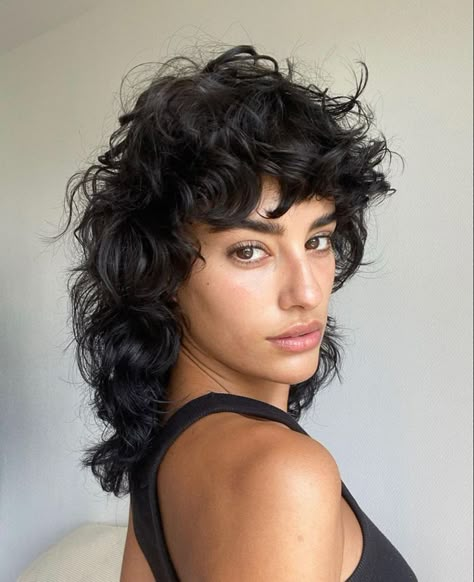 Shullet Hairstyles Curly, Curly Hair Mullet Woman, Curly Shag Mullet, Shag Mullet Haircut, Shag Bob With Bangs, Shag Mullet Curly Hair, Shullet Hairstyles, Elegant Bob Hairstyles, Trendy Haircuts With Bangs