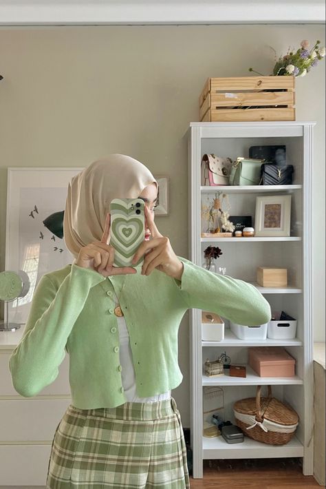 Pastel Green Hijab Outfit, Mint Hijab Outfit, Green Pastel Outfit Hijab, Green Outfit Ideas Hijab, Green Ootd Hijab, Ootd Cardigan Crop Hijab, Ootd Cardigan Crop, Green Dress Hijab, Mint Outfit Ideas