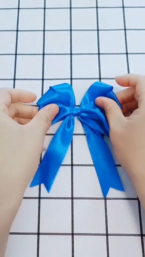 simple method to make a bow [Video] | Ribbon crafts diy, Gifts wrapping diy, Diy paper crafts decoration Christmas Bows Diy, Kraf Kertas, Homemade Bows, Gift Wrapping Techniques, Ribbon Crafts Diy, Bows Diy Ribbon, Bottle Decor, Gifts Wrapping Diy, Creative Gift Wrapping