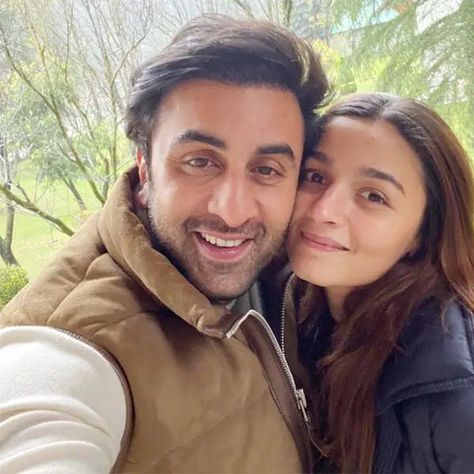 Alia Bhatt Pregnancy News Alia Ranbir, Neetu Kapoor, Dear Zindagi, Alia Bhatt Photoshoot, Bff Hands Aesthetic, Bollywood Couples, Famous Couples, Ranbir Kapoor, Relationship Goals Pictures