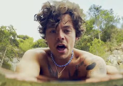 Harry styles golden music video pictures Golden Harry Styles Music Video, Golden Music Video Harry Styles Pictures, Harry Styles Golden Music Video, Harry Styles Music Video, Golden Music Video, Louis Tomlinson Songs, Golden Music, Harry Styles Images, Harry Styles Golden