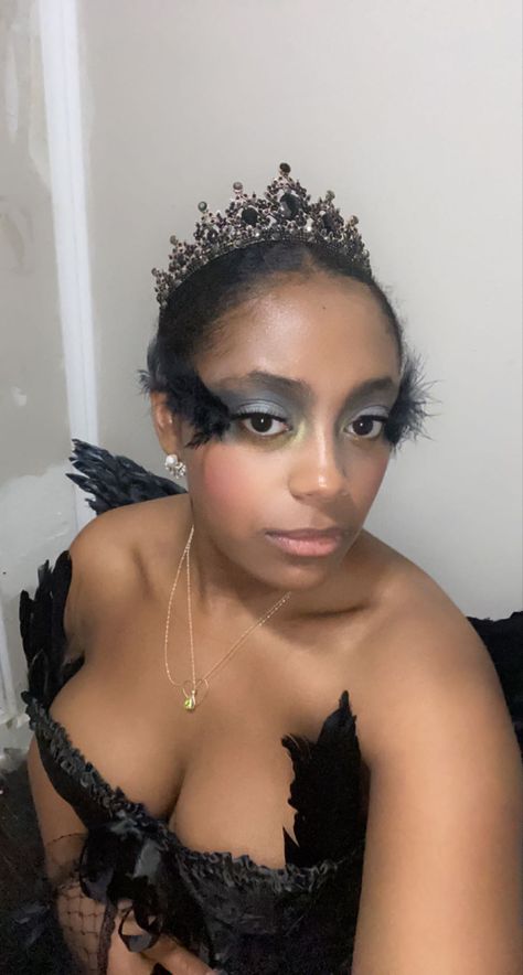 Black swan makeup Swan Lake Makeup, White Swan Makeup, Black Swan Makeup, Swan Makeup, Creative Halloween Makeup, Iconic Halloween Costumes, Halloween 23, Makeup Eye Looks, White Swan