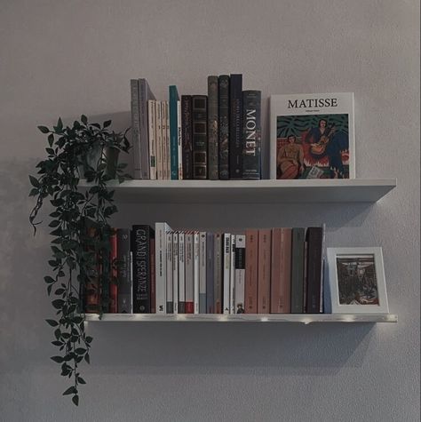 Book Bedroom Aesthetic Wall Shelves, Rooms With Bookshelves Aesthetic, Floating Book Shelf Aesthetic, Aesthetic Floating Bookshelves, Floating Shelves For Books Bedroom, Shelf Ideas For Bedroom Floating Shelves, Aesthetic Bedroom Bookshelves, Floating Bookshelf Aesthetic, Shelves Above Bed Aesthetic