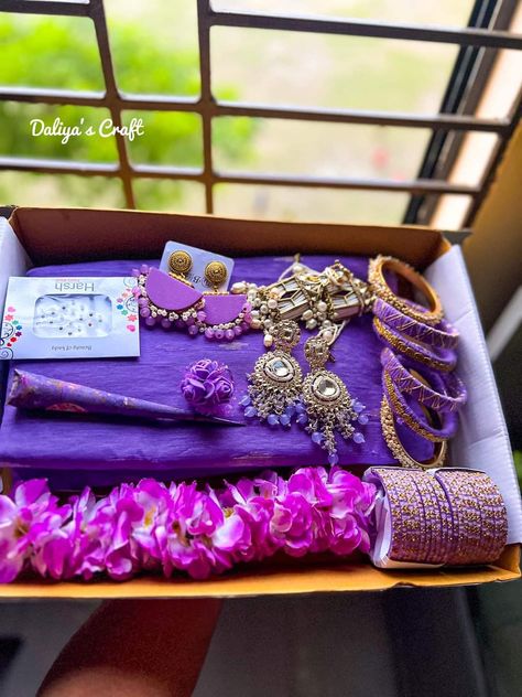 Saree Packing Ideas, Saree Packing Ideas Wedding, Bridesmaids Invitation, Saree Packing, Dress Packing, Bangle Diy, Engagement Decoration, Wedding Gift Hampers, Edit Image