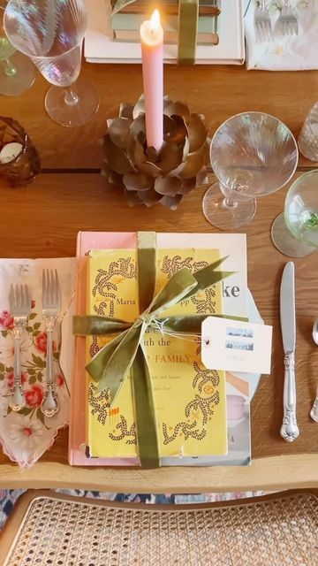 Joni Lay on Instagram: "Vintage books make such a fun dinner party favor for guests.✨ This was one of my favorite evenings; I shopped my shelves and thrift shops to find a small collection of books for each guest that made me think of them, and tied them up with a velvet ribbon. It’s such a fun way to make a person feel loved, and to show them you see them, without spending a whole lot. 📚 Plus, they make the table so pretty! (And if you are worried about old book germs, you can place an appetiz Dinner Party Gifts For Guests, Vintage Party Favors, Dinner Party Favors, Dinner Party Gifts, Mailer Design, Dinner Gifts, Small Creatures, Fun Dinner, Table Favors