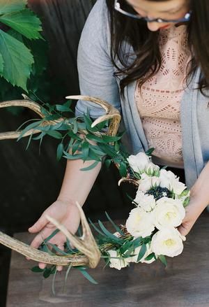 Deer Skull Wedding Arch, Antlers Decor Diy, Antlers With Flowers, Dear Antlers, Decorating With Antlers, Diy Antlers, Animal Head Decor, Antler Projects, Antler Wall Decor