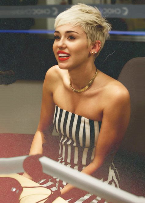 Her hair looks really cute here.. I don't like it spiked. :P Miley Cyrus Short Hair, Super Short Pixie Cuts, Miley Cyrus Hair, Super Short Pixie, Short Blonde Pixie, Rock Your Hair, Blonde Pixie Haircut, Short Pixie Haircuts, Short Pixie Cut