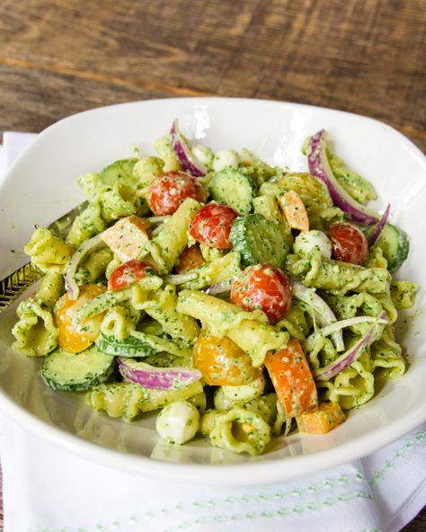 Creamy Pesto Pasta Salad - Pesto is great with pasta whether it's warm OR cold. This creamy pesto pasta salad is a great make-ahead side dish to feed a crowd, or a great dinner all on its own. Creamy Pesto Pasta Salad, Creamy Pesto Pasta Recipe, Salad Appetizer Cups, Creamy Pesto Pasta, Pesto Salad, Pesto Dressing, Pasta Salad Dressing, Pasta Al Pesto, Pesto Pasta Recipes