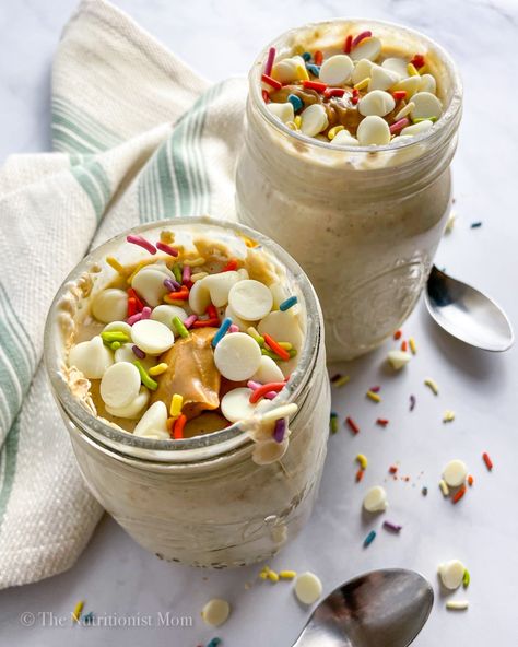 CAKE BATTER OVERNIGHT PROTEIN OATS - Nutritionist Mom Cake Batter Overnight Oats, Overnight Protein Oats, Breakfast For Busy Mornings, Cake Batter Protein, Protein Oats, Protein Mug Cakes, Protein Overnight Oats, Oat Recipes Healthy, Overnight Oats Recipe Healthy