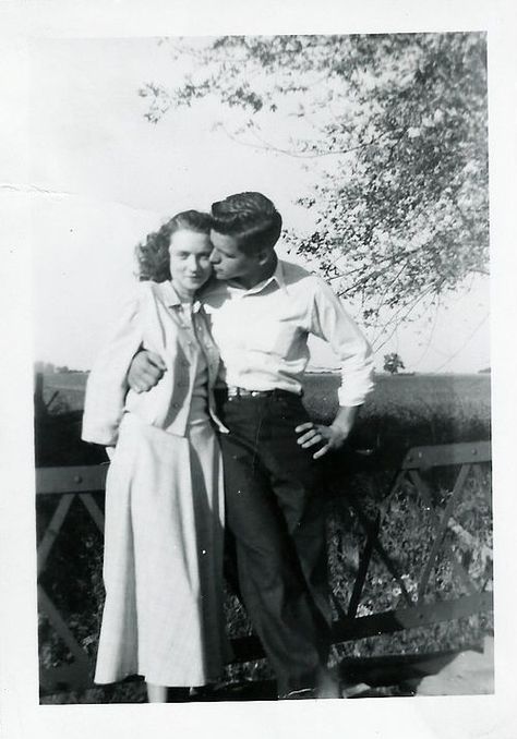 1940s 40s Mode, Couples Vintage, Old Fashioned Love, Mode Retro, Vintage Couples, Owl City, Vintage Romance, Foto Vintage, Photo Vintage