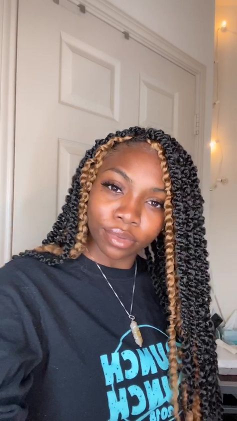 Passion Twist Blonde And Black, Passion Twists With Skunk Stripe, Passion Twists Brown And Black, Brown And Black Passion Twist, Blonde Passion Twists Black Women, Black And Blonde Passion Twists, Black And Blonde Twists, Old Hairstyles, Black And Blonde