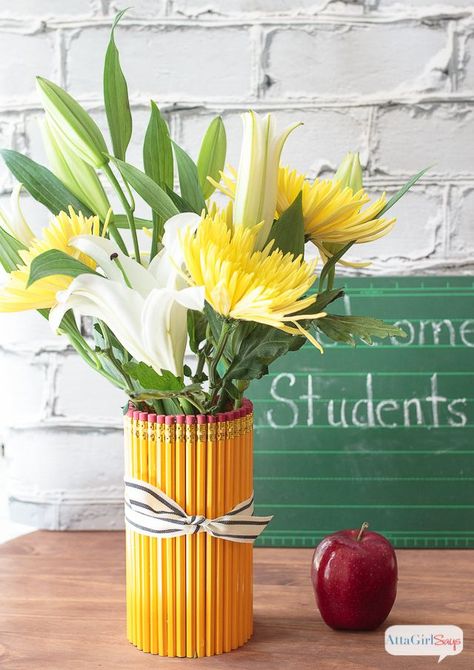 Welcome your favorite teacher back to school with a thoughtful, homemade teacher appreciation gift. This vase is made from dozens of No. 2 pencils affixed to a glass vase. Add a bouquet of gorgeous white lilies and yellow mums. And don't forget an apple! Teacher Appreciation Crafts, Pencil Vase, Teacher Party, Floral Design Classes, Back To School Gifts For Teachers, Diy Back To School, School Daze, Very Busy, Teacher Appreciation Week