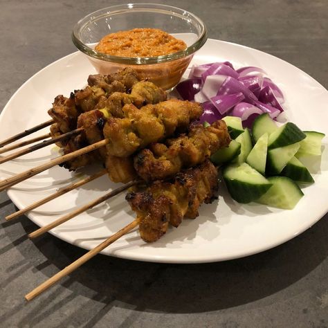 Peanut Satay Sauce, Chicken Satay Recipe, Beef Satay, Satay Recipe, Satay Chicken, Chicken Breast Crockpot Recipes, Crockpot Chicken Breast, Seared Chicken Breast, Satay Sauce