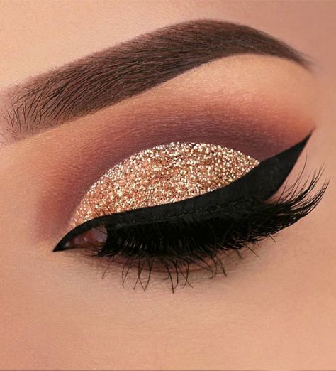 16. Shimmery gold eyeshadow Looking for the best eyeshadow eye makeup trends 2021. Whether smokey, Euphoria or soft glam eye makeup looks we’ve got... Sweet 16 Makeup, Mom Makeup, Quinceanera Makeup, Pageant Makeup, Make Up Inspiration, Quinceanera Hairstyles, Beautiful Eye, Trendy Makeup, Beauty Makeup Tips