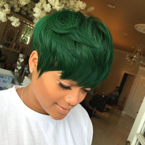 FOLLOW@PINDISCOVERY FOR MORE PINS Short Green Hair, Emerald Green Hair, Emerald Hair, Short Weave Hairstyles, Dark Green Hair, Sunset Hair, Blonde Bob Hairstyles, Short Sassy Hair, Medium Short Hair