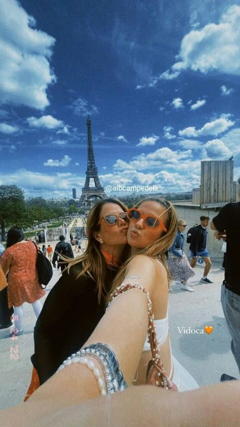 Mom And Daughter Travel, Parents Photography, Mother Daughter Poses, Daughter Photo Ideas, Vision Board Pics, Mother Daughter Photos, Travel Pose, Mother Daughter Photography, Paris Pictures