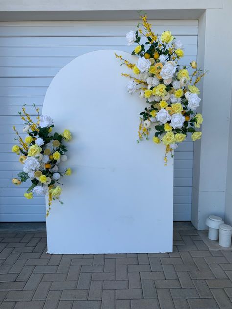 Yellow And White Backdrop Ideas, Lemon Theme Photo Backdrop, Yellow Photo Backdrop, Yellow Backdrop Party Ideas, Pink And Yellow Backdrop, Lemon Bridal Shower Photo Backdrop, Yellow Flower Backdrop, Bridal Shower Yellow Theme, Lemon Backdrop Ideas