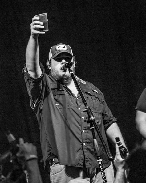 Country Album Covers Aesthetic Spotify, Country Artists Aesthetic, Luke Combs Aesthetic, Luke Combs Poster, Country Music Pictures, Country Singer Aesthetic, Luke Combs Wallpaper, Country Concert Aesthetic, Country Music Aesthetic