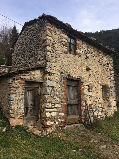 Minecraft Rooms, Small Stone Cottage, Rustic House Exterior, Stone Cabin, Stone Building, Stone Cottages, Old Stone Houses, Concrete Building, House On The Rock