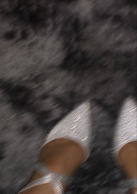 #heels #sparkle #white #blurry #blurryaesthetic Blurry Heels Aesthetic, Sparkly Aesthetic, Low Exposure, Heels Aesthetic, Phone Screen, Sabrina Carpenter, Art Girl, High Heels, Sparkle