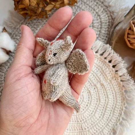 Adorable, With Capital A! Knitters, This Baby Dragon Amigurumi Pattern Is For YOU! - KnitHacker Dragon Amigurumi Pattern, Small Knitting Projects, Miniature Knitting, Animal Knitting Patterns, Creative Knitting, Adornos Halloween, Crochet Dragon, Knitted Animals, Blanket Knitting