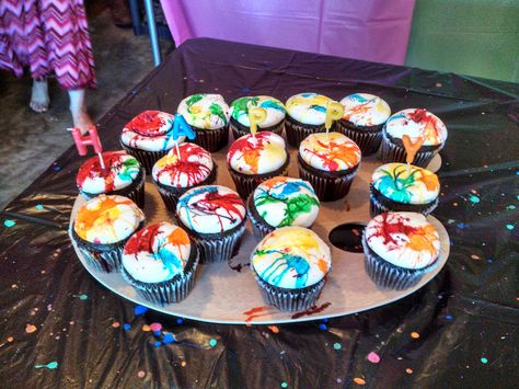 Splatter cupcakes on a wooden paint palette Scrapyard Creations ® Paint Party Cupcake Ideas, Paint Splatter Cupcakes, Paint Party Cupcakes, Splatter Cupcakes, Dizzy Tremaine, Wooden Paint Palette, Art Birthday Cake, Paint Splats, White Cupcakes