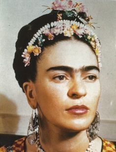 Frida Kahlo de Rivera - born Magdalena Carmen Frieda Kahlo y Calderón (1907- 1954) Mexican painter, best known for her self-portraits. Kahlo suggested, "I paint myself because I am so often alone and because I am the subject I know best." She also stated, "I was born a bitch. I was born a painter." Paintings Of Frida Kahlo, Freda Carlo, Portrait Photo Face, Natalie Clifford Barney, Freida Kahlo, Frida Kahlo Portraits, Kahlo Paintings, Frida Kahlo Style, Frida And Diego