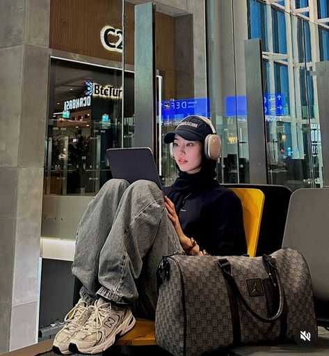 Outfit Ideas For Turkey, Hijabi Rainy Day Outfit, Airport Outfit Hijab Casual, Hijabi Travel Outfit Summer, Outfit Inspo For Hijabis, Muslim Airport Outfit, Airport Poses Instagram, Hijabi Airport Outfit, Hijabi Instagram Photos