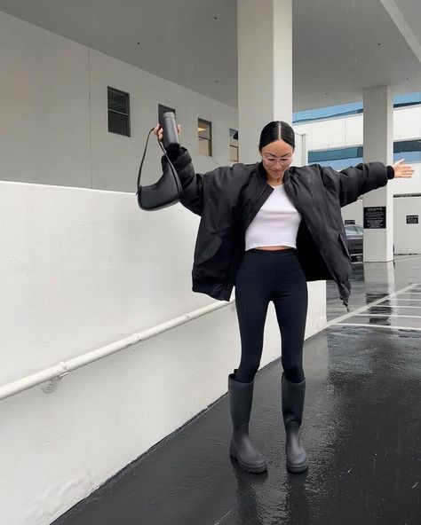 Rainy Date Outfit, Rain Boots Outfit Winter, Rain Weather Outfits, Rainy Day Street Style, Rainy Weather Outfits, Steph Shep, Rainboots Outfit, Preppy Girl Style, Rain Boot Outfit