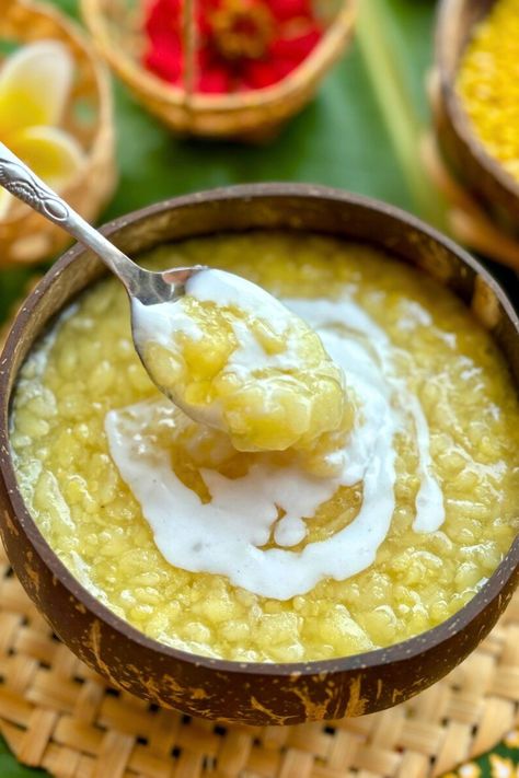 Try this simple recipe for a sweet mung bean pudding. It's a smooth dessert made with coconut milk, loved in both Thai and Vietnamese cuisine. Thai Dessert Recipe, Laos Desserts, Asian Deserts, Tapioca Dessert, Thai Recipes Dessert, Asian Cuisine Recipes, Asian Cakes, Vietnamese Desserts, Lao Food