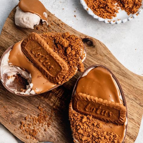 Biscoff Easter Egg Cheesecake, Cheesecake Easter Egg, Baking Flatlay, Biscoff Protein, Easter Egg Cheesecake, Easter Bakes, Cadbury Easter Eggs, Filled Easter Eggs, Easter Cheesecake