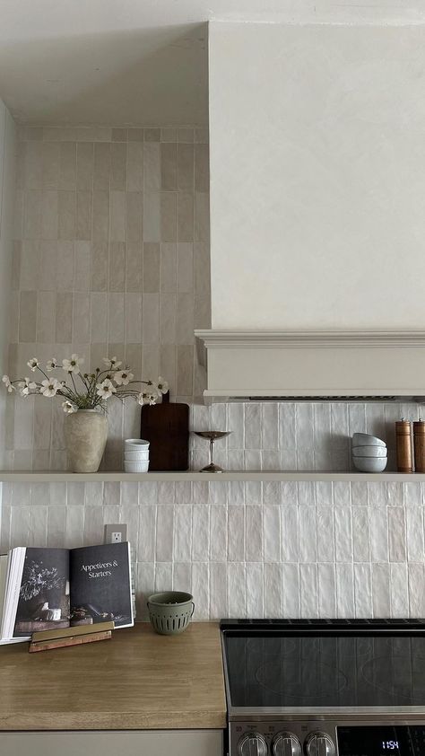 White Tile Backsplash No Grout, Uneven Backsplash Tile, Tiles In The Kitchen, Oyster Backsplash Kitchen, Imperfect Subway Tile Backsplash, Neutral Backsplash Ideas, Kitchen Back Splash Tiles, Vertical Tile Kitchen Backsplash, All White Kitchen Decor