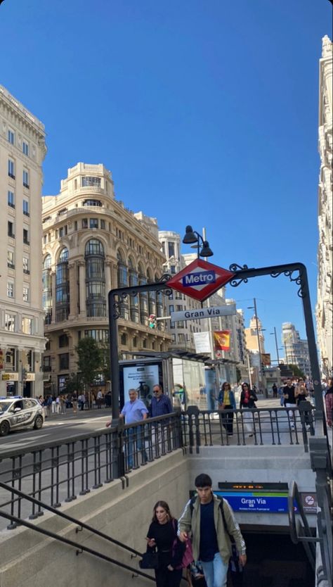 #spain #metro #aesthetic #madrid Spain School Aesthetic, Spain Student Aesthetic, Living In Madrid Aesthetic, Madrid Living, Study Abroad Madrid, Shopping In Madrid, Madrid Spain Aesthetic, Spain Life, Travel Madrid