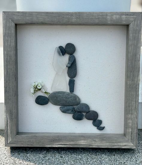 Sea Glass Wedding Picture, Pebble Art Bride And Groom, Bride And Groom Pebble Art, Pebble Wedding Art, Wedding Sea Glass Art, Wedding Pebble Art Ideas, Pebble Art Wedding Couple, Wedding Rock Art, Wedding Pebble Art