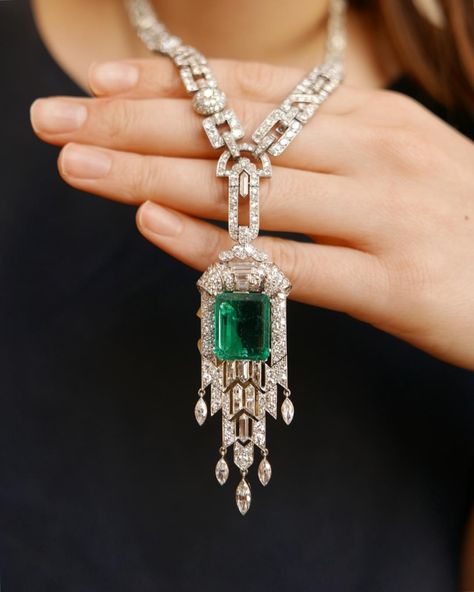 Art Deco Jewelry Necklace, Emerald And Diamond Necklace, Emerald Jewellery, Bijoux Art Deco, Solitaire Pendant Necklace, Elegant Art, Art Deco Earrings, Art Deco Diamond, Emerald Jewelry