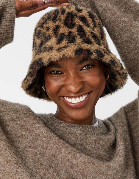 Autumnal Outfits, Leopard Bucket Hat, Winter Essentials Clothes, Cosy Aesthetic, Bucket Hat Outfit, Fluffy Bucket Hat, Leopard Hat, Hot Bags, Comfy Clothes